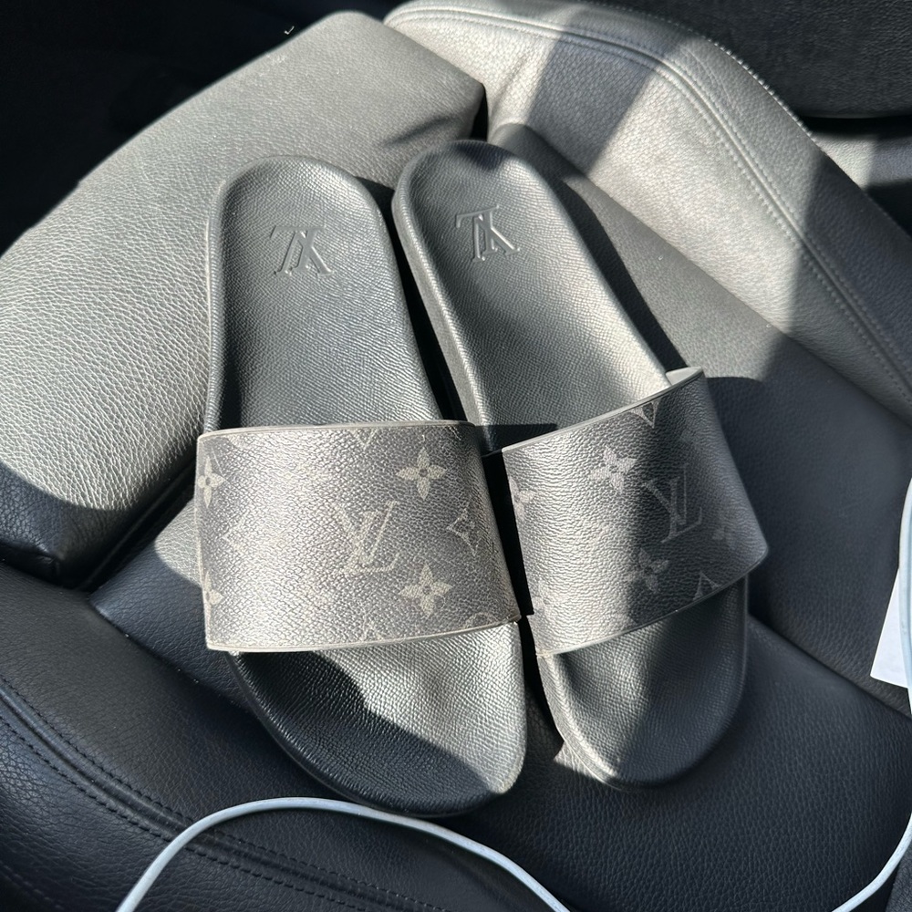 Used AUTHENTIC Louis Vuitton slides size men’s 9